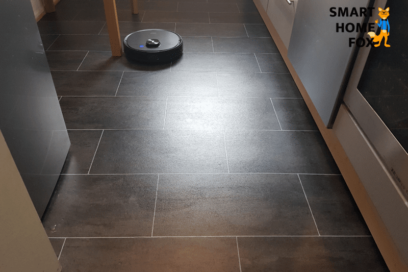 Ecovacs Deebot T9 AIVI wischt den Boden in der Küche